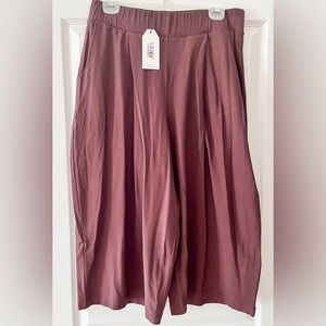 NWT Universal Standard Cropped Ponte Pants; size XS
